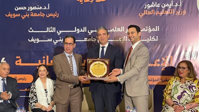 جامعة بني سويف تُكرم نقيب الإعلاميين لدوره البحثي والتطبيقي