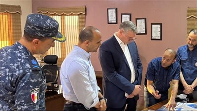 وزير البترول يجري زيارة إلى غرفة العمليات بشركة 