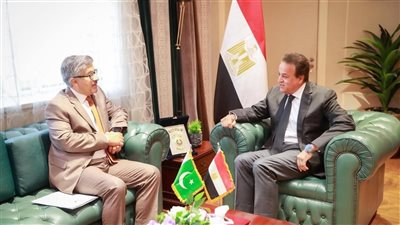 وزير الصحة يلتقي السفير الباكستاني لبحث التعاون في مبادرات الصحة العامة ومكافحة الأمراض الوبائية