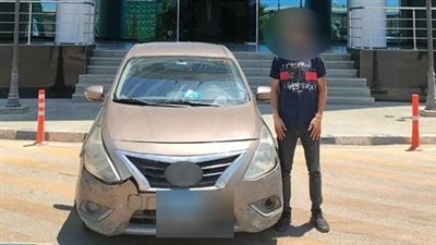 ضبط قائد سيارة سمح لأطفاله بالجلوس على النوافذ أثناء سيرها بالطريق الدائري بالجيزة