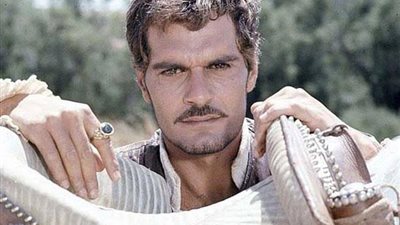 عمر الشريف.. النجم الذي عبر حدود السينما من النيل إلى العالمية