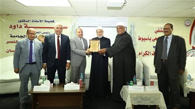 رئيس جامعة الأزهر يكرم أمين عام كبار العلماء ونائب رئيس الجامعة للوجه القبلي تقديرًا لعطائهما