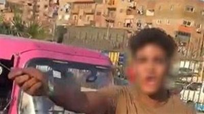 ضبط سائق توك توك تعدى على مواطن بمفك وهدده أمام الناس