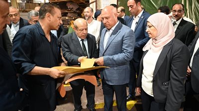افتتاح مصنع زجاج هندسي ووضع حجر أساس مصنع ثلاجات جديد
