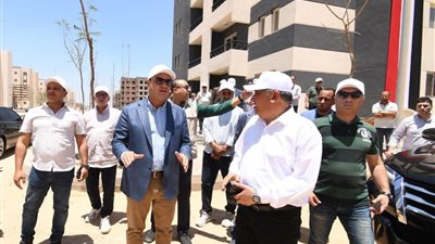 وزير الإسكان يتفقد مشروعات سكنية ومحطة صرف بمدينة السادات