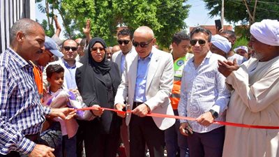 محافظ الأقصر يفتتح محطتي مياه الشرب والصرف الصحي بالزينية