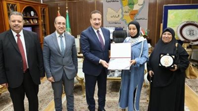 محافظ المنوفية يكرم الطالبة الأولى على الجمهورية بالدبلومات الفنية التجارية