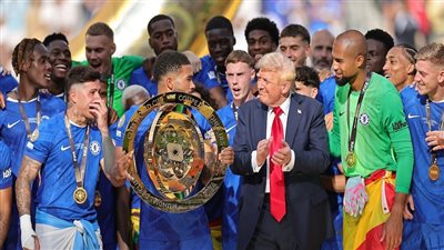 لحظة ارتباك.. خبيرة شفاه تكشف ما قاله لاعبو تشيلسي لترامب قبل رفع الكأس