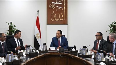 رئيس الوزراء يتابع تنفيذ خطة تحلية مياه البحر