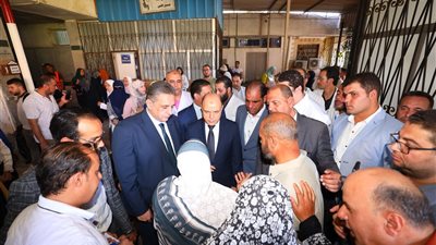 محافظ كفرالشيخ يزور المستشفى العام و يطمئن على مستوى الخدمات الصحية المقدمة لهم