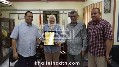 تكريم إنساني لمدير إدارة ناصر التعليمية ببني سويف بعد بلوغه سن التقاعد: أمل الهواري تهديه درع المديرية تقديرًا لعطائه وتفانيه    