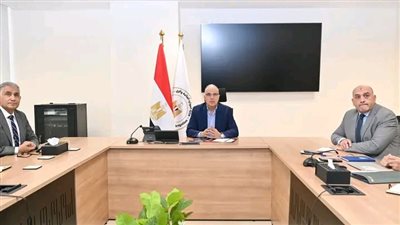 وزير الري يتابع موقف 