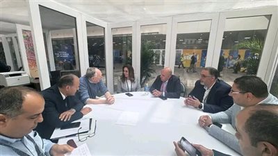 وزيرة التنمية المحلية تبحث مع رئيس ومؤسس شركة (إزري) العالمية مجالات التعاون المشترك