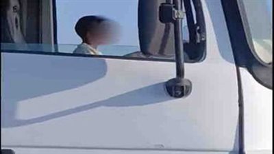 طفل يقود سيارة نقل ثقيل بكفر الشيخ.. وضبطه مع والده بعد تداول فيديو على مواقع التواصل