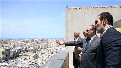 وزير قطاع الأعمال العام يجري جولة تفقدية لمبنى 
