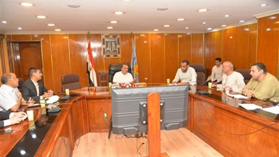 محافظ أسيوط يلتقي وفدًا من أهالي قرية صنبو ويصدر قرارات فورية لتحسين الخدمات