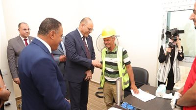 وزير العمل ومحافظ مطروح يتفقدان قوافل طبية تقدم الخدمات للعمالة غيرالمنتظمة بالعلمين الجديدة