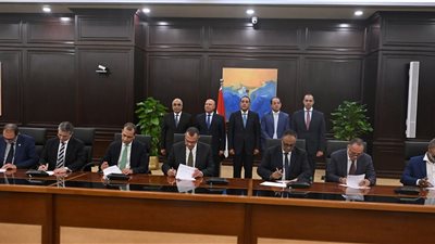 توقيع عقدي تسوية ودية لمنازعات استثمارية