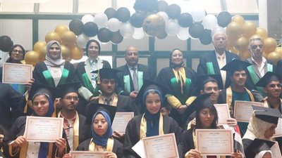 لأول مرة بالجامعات المصرية.. جامعة القاهرة تحتفل بتخرج دفعات الدمج وذوي الهمم بكلية التجارة