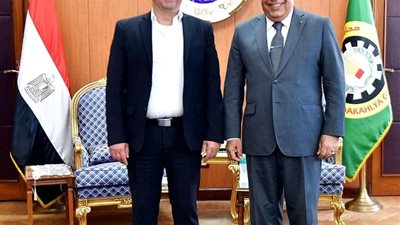محافظ الدقهلية يستقبل رئيس المخابرات العامة لمنطقة شرق الدلتا بمكتبه 