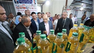عبد المعطى يتفقد سوق «اليوم الواحد» بمطوبس .. ويشدد على الالتزام بالأسعار