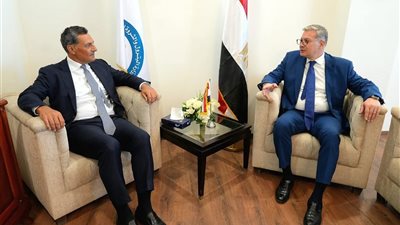 وزير البترول يبحث مع رئيس 