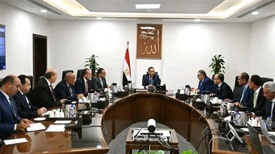 في اجتماع برئاسة رئيس الوزراء: توافق حكومي مع التجار والصناع على مبادرة لخفض أسعار السلع