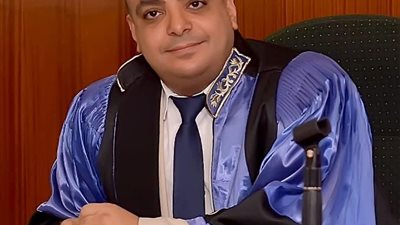 كلية الحقوق بجامعة الزقازيق تهنئ الدكتور محمد مصباح لحصوله على جائزة الدولة التشجيعية