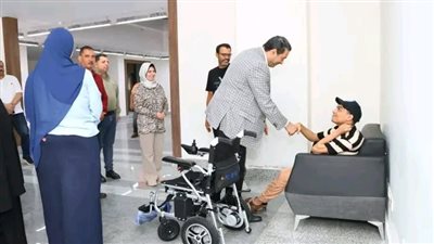 محافظ دمياط يُسلم كرسى كهربائي متحرك لأسرة أبناء من ذوى الهمم
