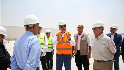 وزير قطاع الأعمال يتفقد مصنع بلوكات الأنود بالعين السخنة
