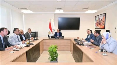 وزير الري يتابع موقف 