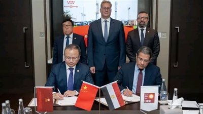 وزير البترول يعقد اجتماعًا  مع رئيس مجلس الإدارة والرئيس التنفيذي لشركة 