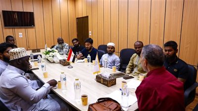 رئيس إذاعة القرآن الكريم السابق يُلقي محاضرة للوافدين حول مهارات فن الإلقاء والتأثير في الجمهور