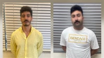 ضبط التيك توكر شاكر ومدير أعماله وبحوزته حشيش وايس وطبنجة غير مرخصة