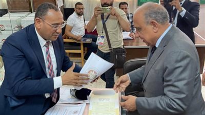 وزير الكهرباء يدلي بصوته في انتخابات مجلس الشيوخ 2025