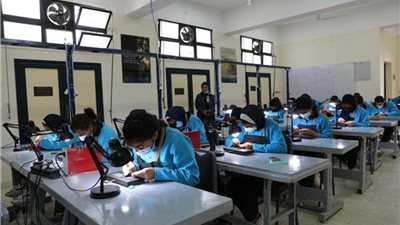 “تطوير التعليم بالوزراء”: الروبوتات تستقبل طلاب معهد الكوزن في أول أيام الاختبارات