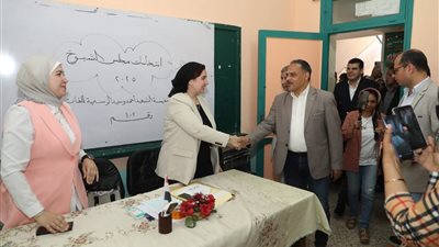 محافظ الشرقية يدلي بصوته في انتخابات 