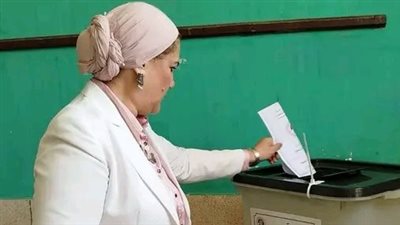 رئيسة المجلس القومي للطفولة والأمومة تُدلي بصوتها في انتخابات مجلس الشيوخ بمدينة الشيخ زايد
