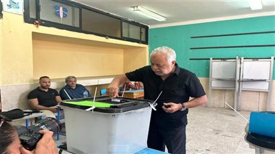نقيب الممثلين يُدلي بصوته في انتخابات مجلس الشيوخ.. ويدعو الفنانين للمشاركة