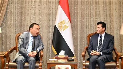وزير الشباب والرياضة يلتقي سفير كازاخستان لبحث التعاون الثنائي