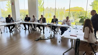 وزير الإسكان يزور برشلونة لبحث تقنيات جديدة في تنقية المياه