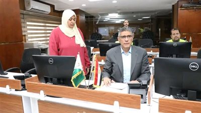 محافظ الجيزة يتابع الاستعدادات النهائية للعملية الانتخابية من مركز السيطرة للطوارئ والسلامة العامة