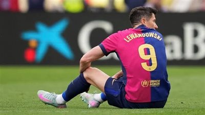 برشلونة يبدأ الموسم بدون هدافه.. تفاصيل إصابة ليفاندوفسكي