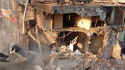 محافظ القليوبية يوجه بإزالة منشآت آيلة للسقوط بحريق شبرا الخيمة حفاظًا على المواطنين