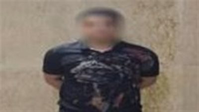 ضبط سائق لقيامه بالتعدى على سيدة وزوجها وتحطيم زجاج السيارة بالحجارة بالقاهرة