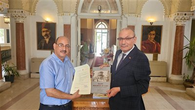 بالصور..تعرف على هدية  السفير التركي بالقاهرة صالح موطلو شن  لمكتبة القاهرة الكبرى