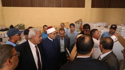 رئيس جامعة الأزهر يتفقد تجهيزات القافلة الإغاثية السادسة لفلسطين