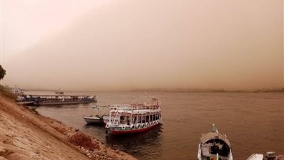 محافظ أسوان : إيقاف النشاط الملاحى بمجرى نهر النيل وبحيرة ناصر نظراً لسوء الأحوال الجوية 