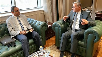 محافظ قنا يبحث مع وزير البترول فرص الاستثمار التعديني