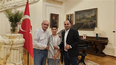 السفير التركي  صالح موطلو شن يلتقى مع أحد أطفال غزة بمقر اقامته بالقاهرة